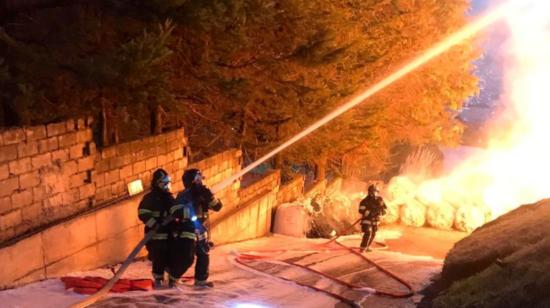 Bomberos combaten el incendio en Quito