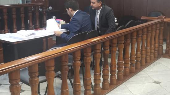 El exdirectivo de la cooperstiva "Coopera" (dcha.), Marcelo Vega, durante la audiencia de juicio por lavado de activos, realizada en el Complejo Judicial de Cuenca.