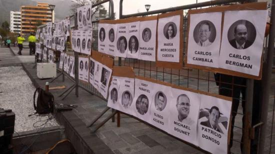 Las integrantes de los colectivos expusieron los rostros de los 59 legisladores que votaron en contra de la reforma.
