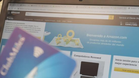 Imagen referencial de un usuario realizando compras online en una plataforma.