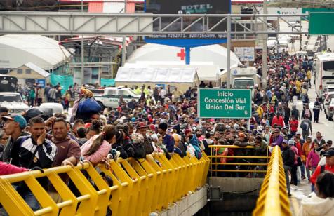 Ciudadanos venezolanos esperan para cruzar hacia Ecuador en la frontera con Colombia en junio de 2019.