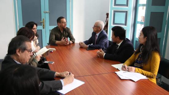 Ministro de Cultura en reunión con representantes diplomáticos de China, Perú y México, para coordinar la $ta edición del Festival de Artes de Loja.