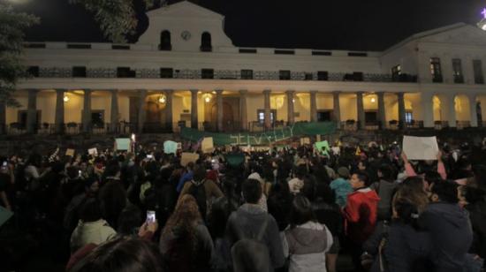En Quito, las manifestantes llegaron hasta Carondelet para exigir la despenalización del aborto por violación.