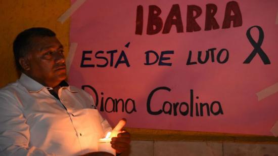 Un ciudadano porta una vela encendida en memoria de Diana Carolina R.R., asesinada por su conviviente en Ibarra, el 19 de enero de 2019.