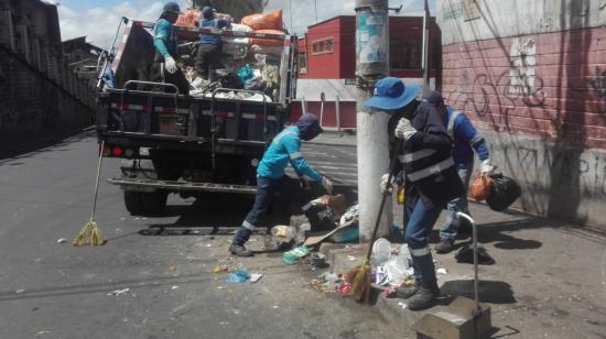 Trabajadores de Emaseo limpian el Centro Histórico de Quito, el 20 de septiembre de 2020.