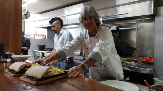 El exarquero, Mario Rubén Quiroga, atiende en su restaurante San Isidro, en Quito. 