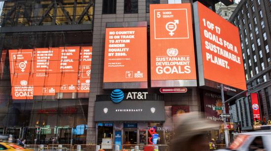 En el marco de la Cumbre sobre la Acción Climática de la ONU, los paneles electrónicos en Nueva York detallan los Objetivos de Desarrollo Sostenible y resumen qué tanto se han cumplido.