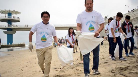 En la playa de Ballenita (Santa Elena) se inauguró una nueva minga por el mar, organizada por el Ministerio del Ambiente. 