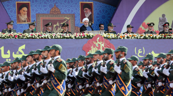 El presidente iraní, Hassan Rouhani, lideró un desfile militar en Teherán.