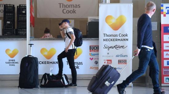 Un pasajero en la oficina de Tomas Cook espera por instrucciones tras la cancelación de su vuelo en España.  