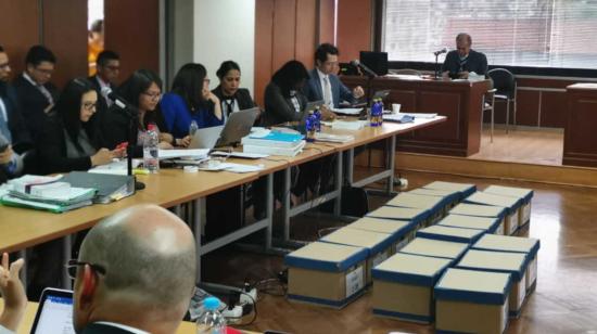 La Fiscalía llevó en cajas la documentación que respalda su acusación por supuesto peculado.