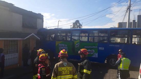 Un bus se impactó contra una vivienda en la calle Rincón de Buenos Aires, sector Campiña del Inca. 