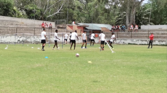 Jugadores de reserva de LDU entrenan previo al partido contra Emelec.