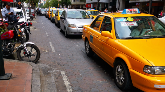 Taxista haciendo su recorrido en la ciudad de Guayaquil.