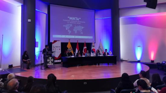 Este 26 de septiembre se llevó a cabo un evento sobre Mikta, en la Pontificia Universidad Católica del Ecuador. 