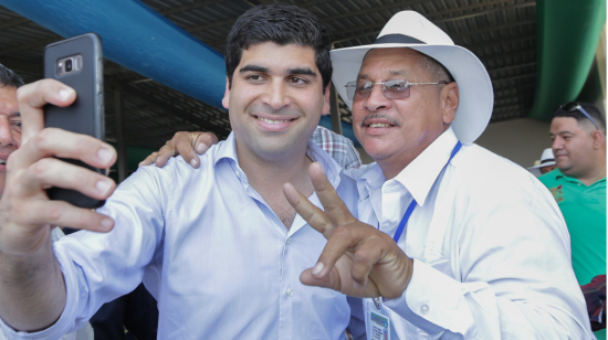 Una selfie con el Vicepresidente: Sonnenholzner junto a un agricultor en la Feria Expo Arroz 2019 en Santa Lucía, Guayas.