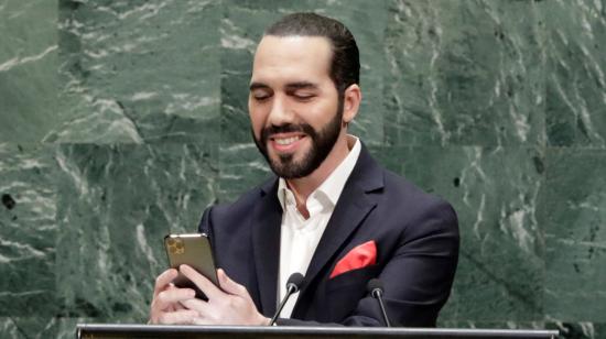 El presidente de El Salvador, Nayib Bukele. se toma una selfie antes de dar su discurso en la Asamblea General de las Naciones Unidas.