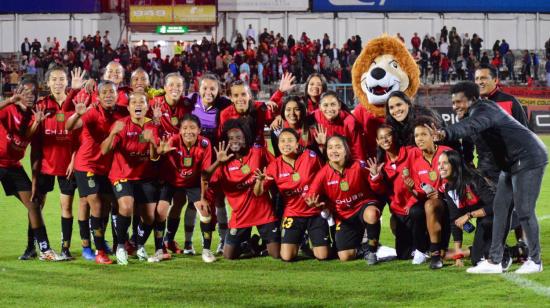 Las jugadoras del Deportivo Cuenca celebran el título de la Superliga femenina 2019. 