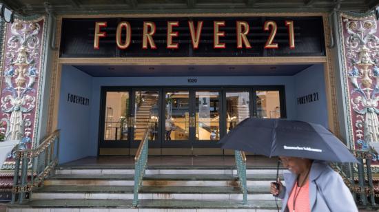 Varios ciudadanos caminan frente a una tienda de Forever 21 cerrada en Washington DC (Estados Unidos), el 30 de septiembre de 2019. 