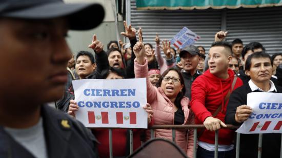 Ciudadanos peruanos protestan en las calles de Lima.