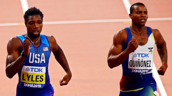 El estadounidense Noah Lyles y el ecuatoriano Álex Quiñónez en la semifinal del Mundial de atletismo, en Doha. 