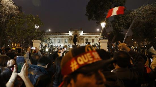 Ciudadanos celebran el anuncio del presidente de Perú, Martín Vizcarra, del cierre del Congreso en el exterior del edificio en Lima.