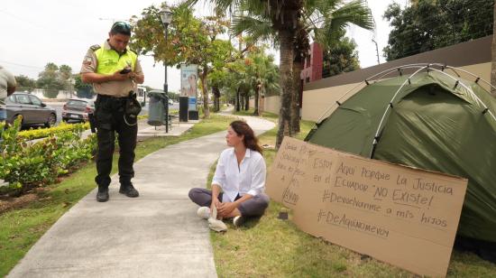 La activista Andrea Fiallos instaló una carpa afuera de la ciudadela en la vía Samborondón donde estaban sus hijos, como medida de protesta. 