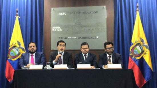 El ministro de Trabajo, Andrés Madero; de Finanzas, Richard Martínez;  el secretario particular de la Presidencia, Juan Sebastián Roldán y el ministro de Comercio Exterior, Iván Ontaneda durante una rueda de prensa en el Salón Azual, del Palacio de Gobierno.