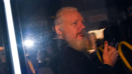 Julian Assange, fundador de Wikilieaks, fue arrestado en Londres el 11 de abril de 2019, luego de que el Gobierno ecuatoriano le retiró el asilo. 