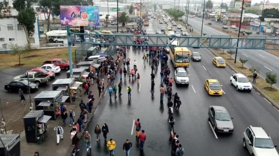 Varias personas bloquearon dos carriles de la avenida Panamericana norte y Padre Luis Vaccari,  en el sentido norte-sur. 