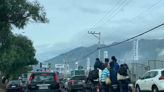 Varios ciudadanos en Quito optaron por usar camionetas para dirigirse al trabajo, ante el paro de transportistas. 