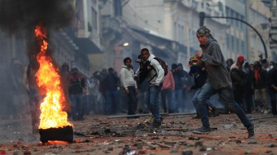 Las protestas en contra de las medidas económicas del Gobierno se tornaron violentas a la altura de la Plaza del Teatro.