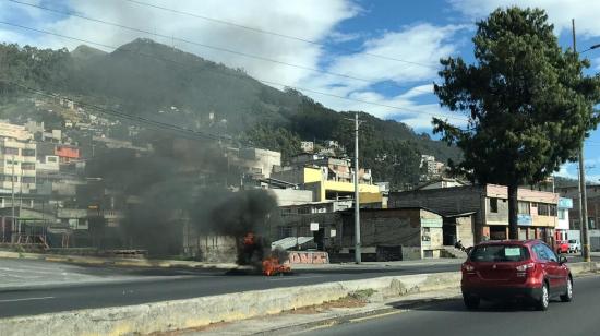 Cierre parcial de la vía Occidental, sector La Gasca, en Quito. 