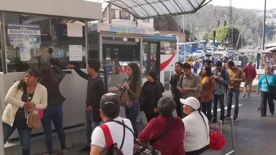 Personas pagan el pasaje de la Ecovía, en la estación del Playón de Quito, el 9 de septiembre de 2019.