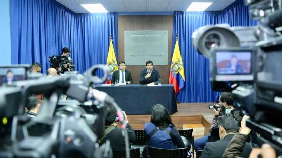 El ministro de Transporte, José Gabriel Martínez, y el vicepresidente Otto Sonnenholzner, durante la rueda de prensa del 4 de octubre del 2019.