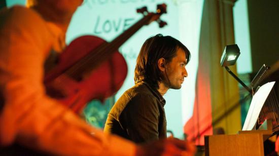 Jonny Greenwood, guitarrista de Radiohead y compositor contemporáneo: un músico entre varios géneros.