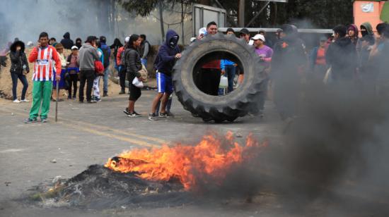 Indígenas cierran la carretera este viernes, 4 de octubre de 2019, en el sector de Cangagua, provincia de Pichincha.