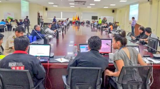 Puesto de Mando Unificado instalado en la sala de crisis del ECU 911, en Quito.