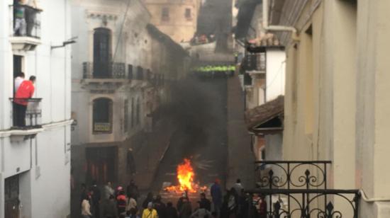 Quema de llantas en una calle del Centro de Quito, durante el paro nacional del transporte.