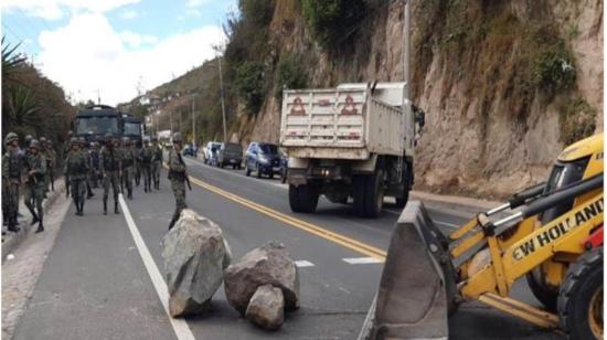 Maquinaria del Ejército despeja una vía del país que había sido obstaculizada por manifestantes.