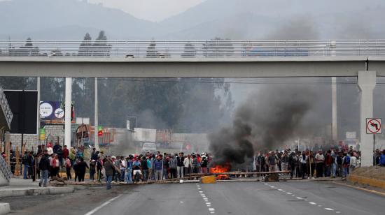 Manifestantes bloquearon la mañana del 6 de octubre de 2019 las vías en Lasso, provincia de Cotopaxi. 