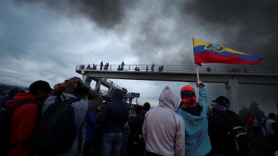 Militares intentan mantener el control de la protesta indígena en Cotopaxi. 