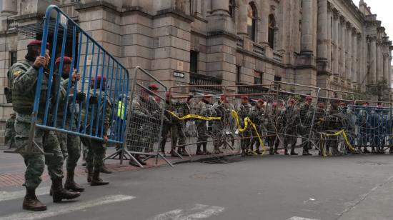 7 de octubre, los militares resguardan los alrededores de Carondelet.