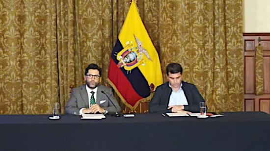 Los ministros Iván Ontaneda, de Comercio Exterior, y Xavier Lazo, de Agricultura, durante la rueda de prensa.