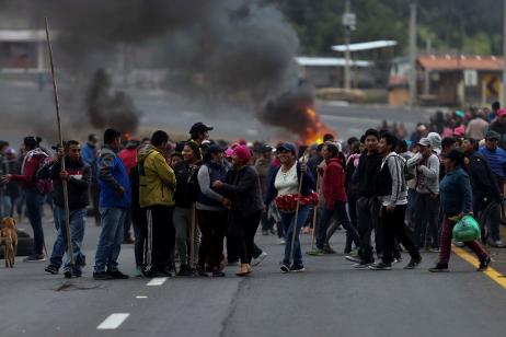 Indígenas bloquean la carretera en la localidad de San Juan de Pastocalle, Cotopaxi. 