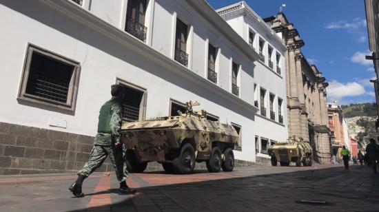 Un fuerte resguardo se mantiene en las afueras del Palacio de Gobierno.