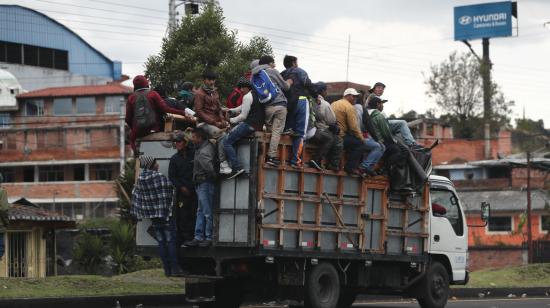 Indígenas se dirigen a Quito este lunes, 7 de octubre de 2019, desde el sector de Aloag, para participar en una gran movilización programada para este miércoles.