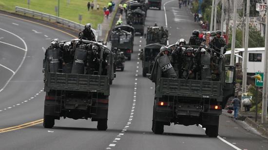 Militares se movilizan por el sector de Aloag, mientras cientos de indígenas se acercan a Quito, el 7 de octubre del 2019.