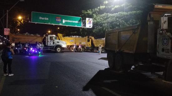 Volquetas de tierra colocadas por la Gobernación, Policía y Municipio en el Puente de la Unidad Nacional, en Guayaquil. 