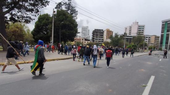 Algunos de los manifestantes caminando por la avenida 6 de Diciembre, en Quito.